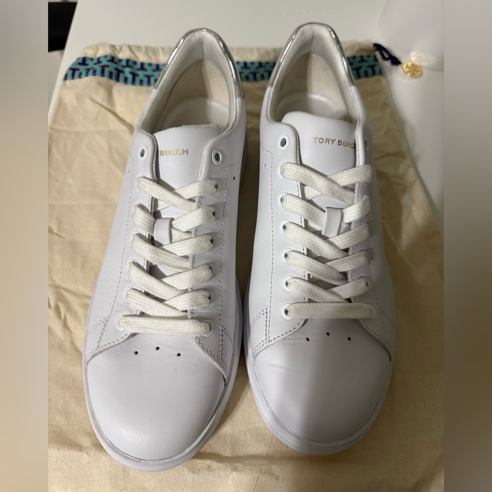 (NWOT) TORY BURCH WOMEN'S HOWELL COURT SNEAKERS, TITANIUM WHITE/SILVER. - Picture 4 of 6